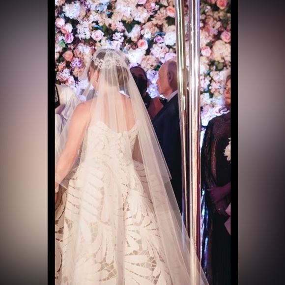 Oscar de la Renta Bridal Gown - Picture 3 of 4